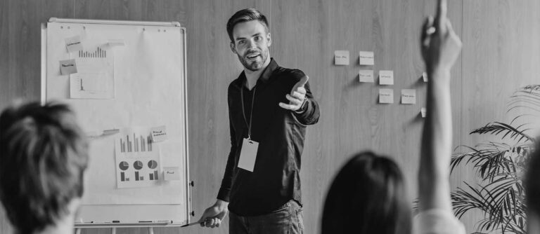 empresário-dando-apresentação-discutindo-projeto