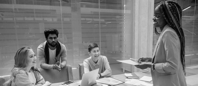 grupo de negócios multirracial trabalhando em escritório moderno